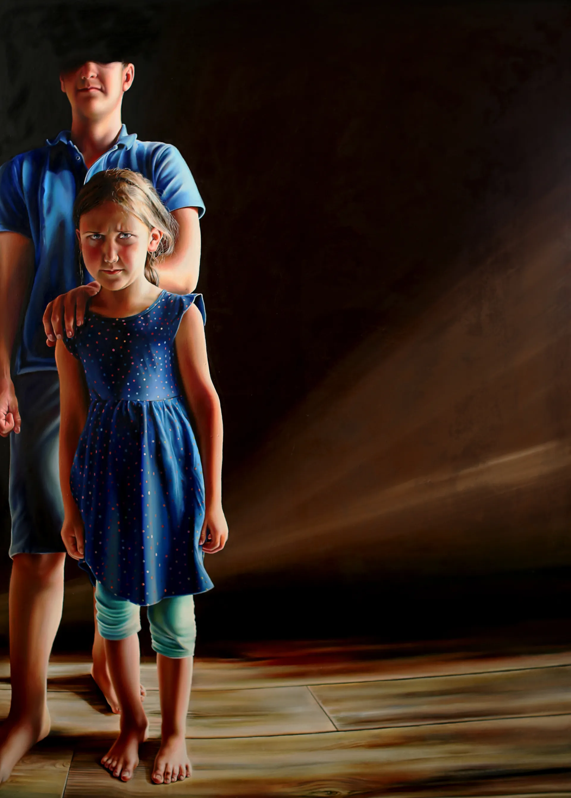 Junges Mädchen, welches in einem wenig beleuchtetem Raum steht mit einer obskuren männlichen Gestalt, die ihr auf die Schulter greift.