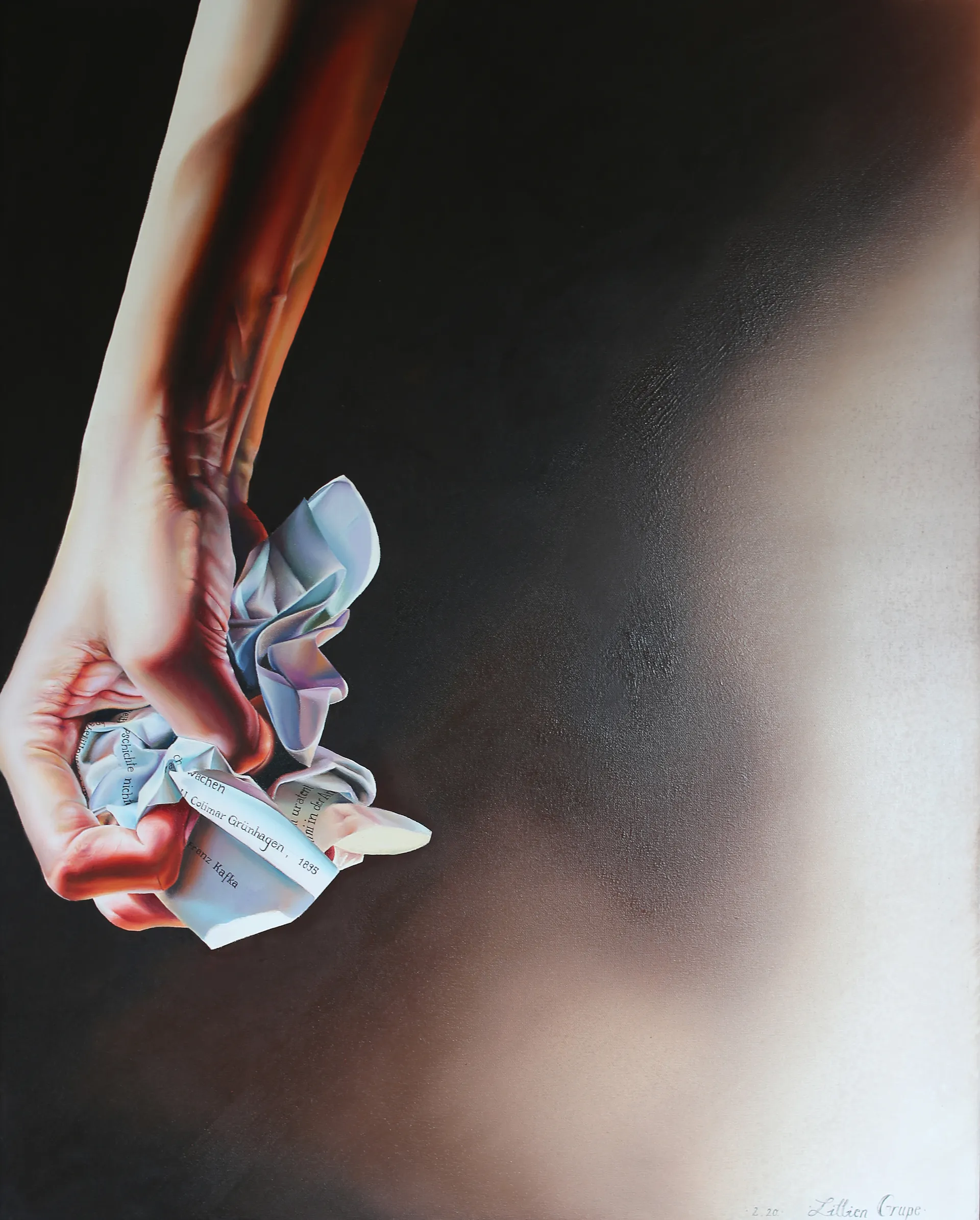 Papierknüllende Hand auf braunem Hintergrund.