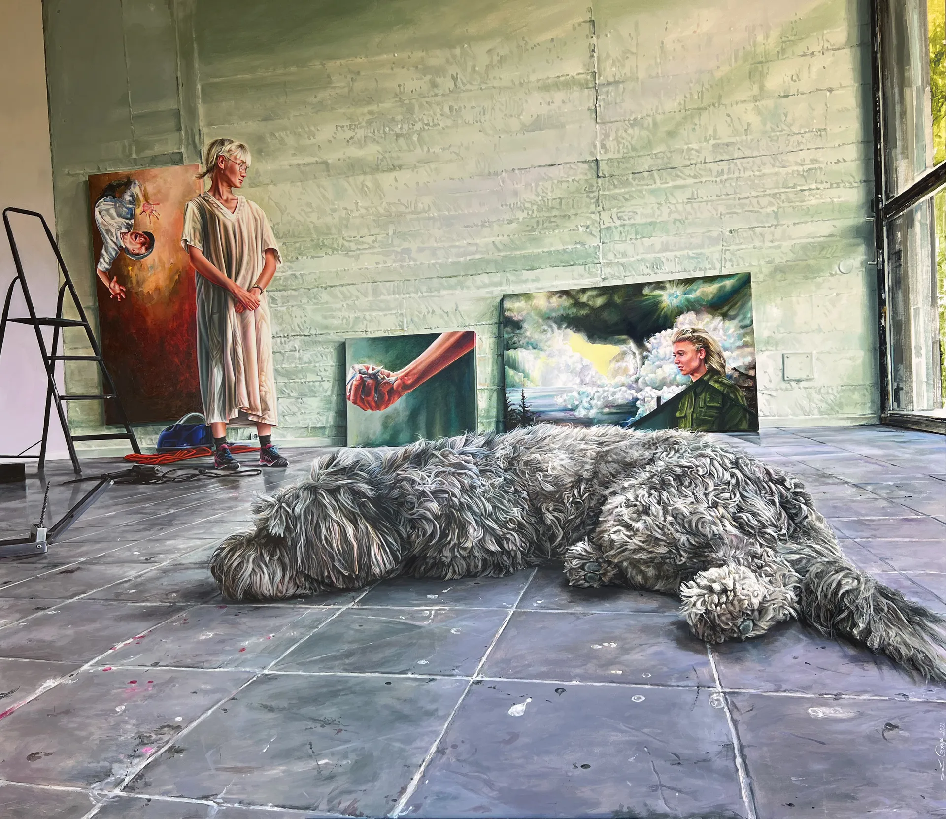 Szenerie scheinbarer Willkürlichkeit, welche doch gezielt gesetzt ist und einem Raum mit Gemälden, grossem Hund und Person darstellt.