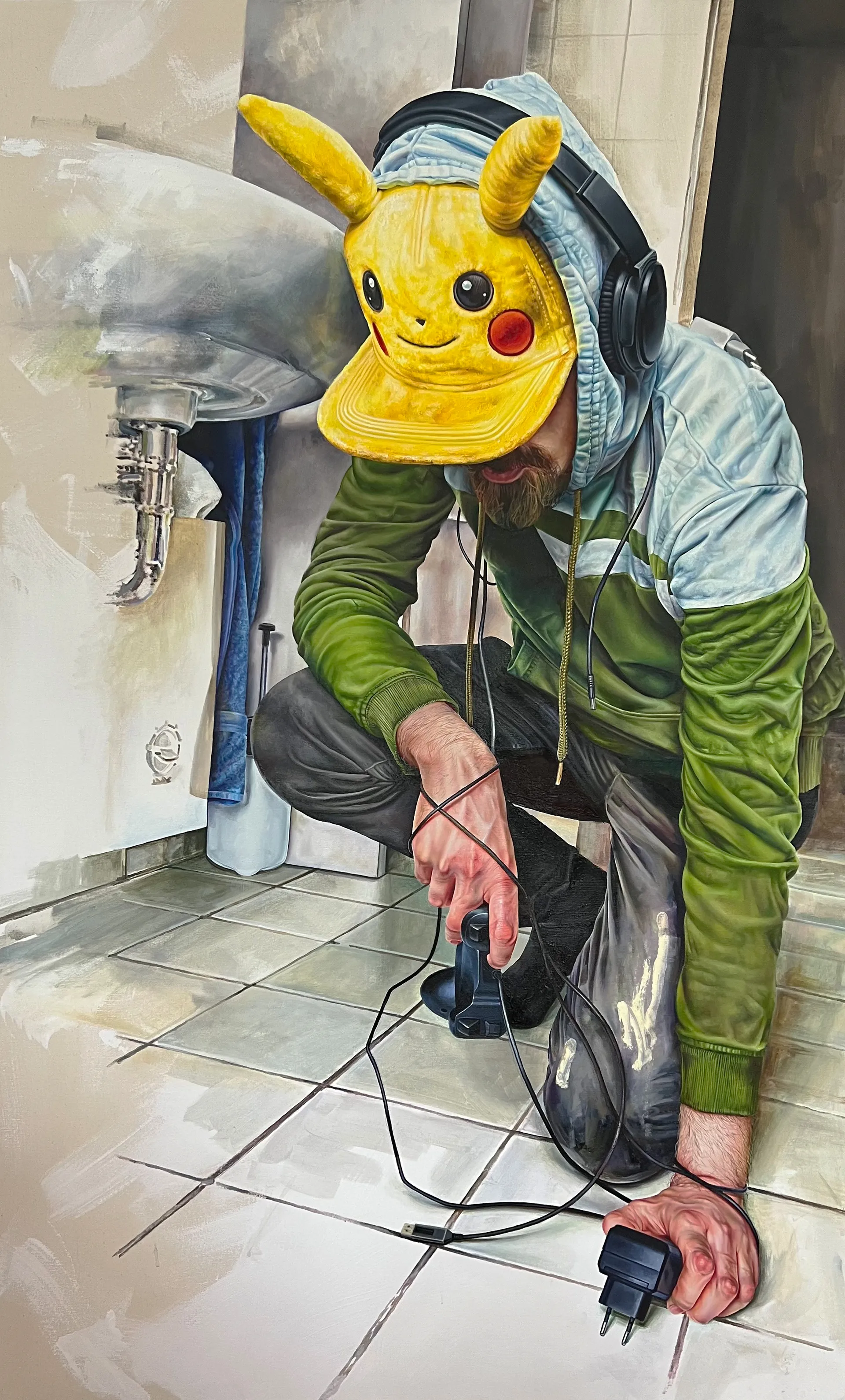 Kniender Mann mit Smileykappe in weiss gefliestem Raum.